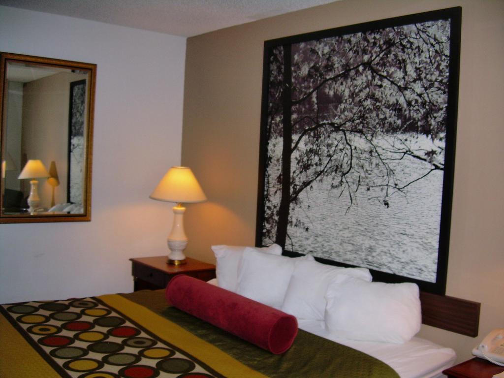Super 8 By Wyndham Milwaukee Airport Hotel Bilik gambar